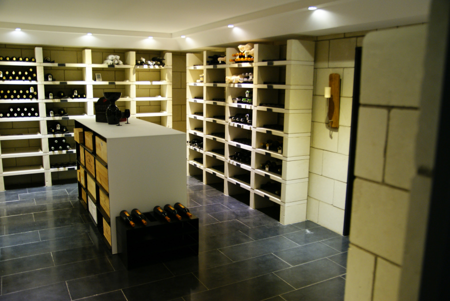 Вертикальный блок из белого туфа, серия Imperial, 200х80х300мм