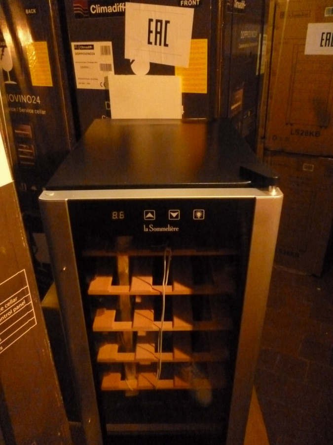 Монотемпературный винный шкаф, LaSommeliere модель LS18KB с уценкой(20%)№201800470