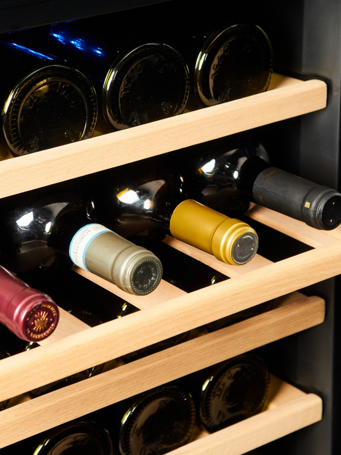 Однозонный винный шкаф Vinosafe модель VSF28AM