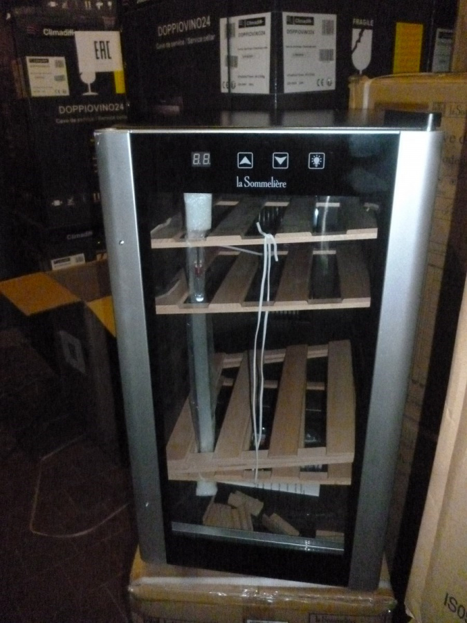 Монотемпературный винный шкаф, LaSommeliere модель LS18KB с уценкой(50%)№201800430 Монотемпературный винный шкаф, LaSommeliere модель LS18KB с уценкой(50%)№201800430