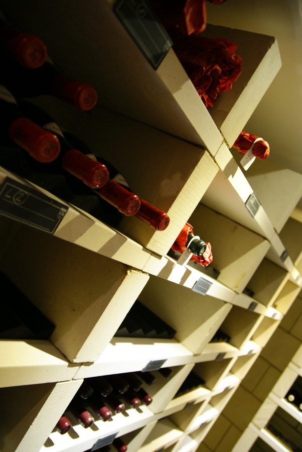 Горизонтальный блок из белого туфа, серия Imperial, 370х80х270 мм