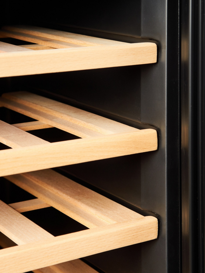 Однозонный винный шкаф Vinosafe модель VSF28AM