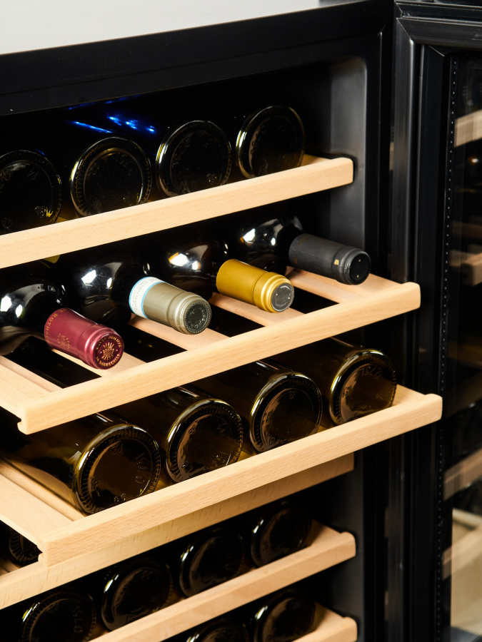 Однозонный винный шкаф Vinosafe модель VSF28AM