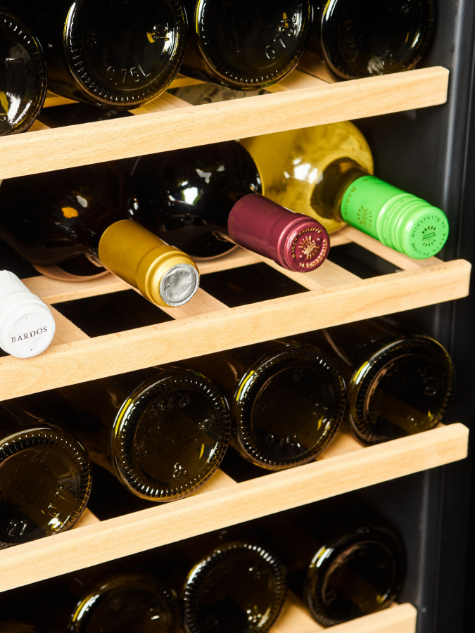 Однозонный винный шкаф Vinosafe модель VSF38AM