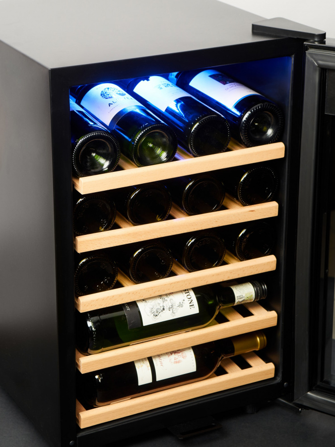 Однозонный винный шкаф Vinosafe модель VSF21AM