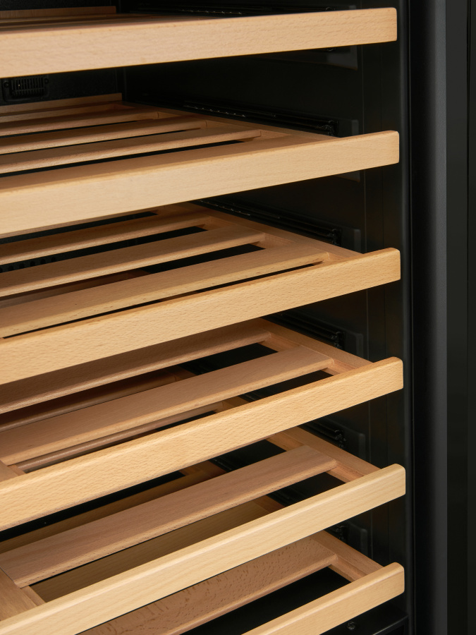 Двухзонный винный шкаф Vinosafe модель VSN110BD