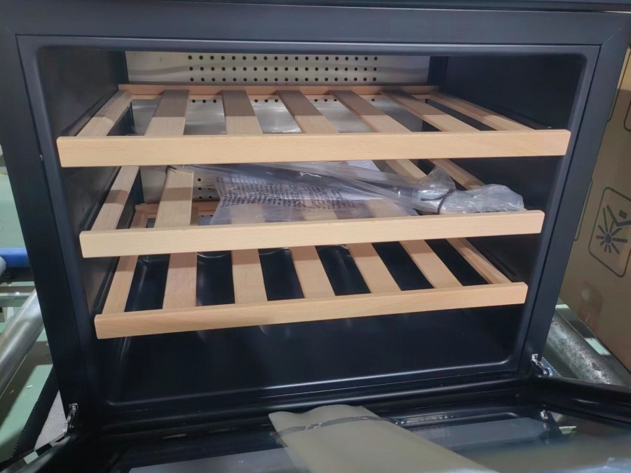 Однозонный винный шкаф Vinosafe модель VSC24BM