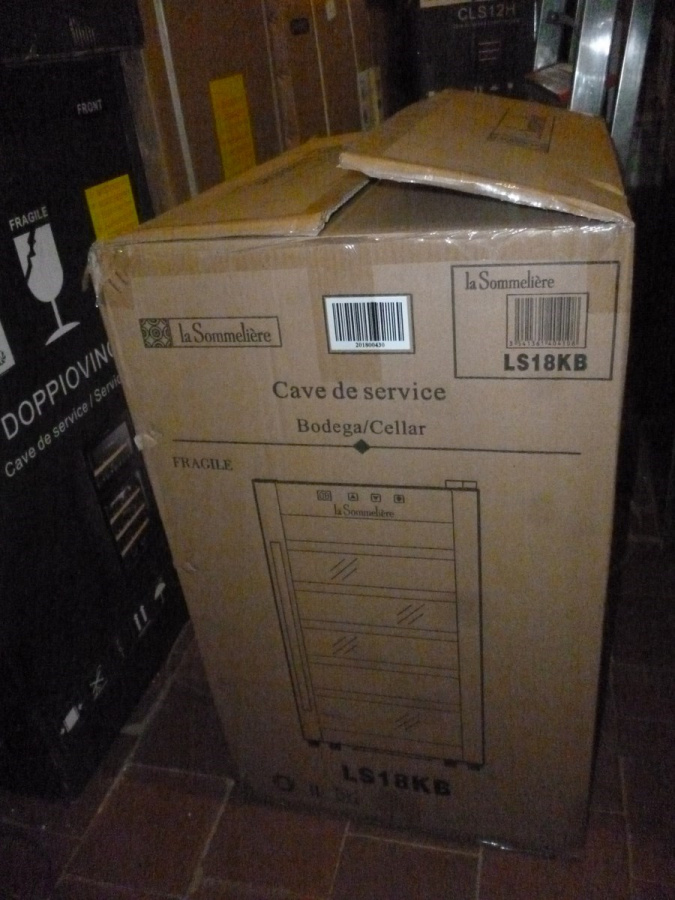 Монотемпературный винный шкаф, LaSommeliere модель LS18KB с уценкой(50%)№201800430 Монотемпературный винный шкаф, LaSommeliere модель LS18KB с уценкой(50%)№201800430