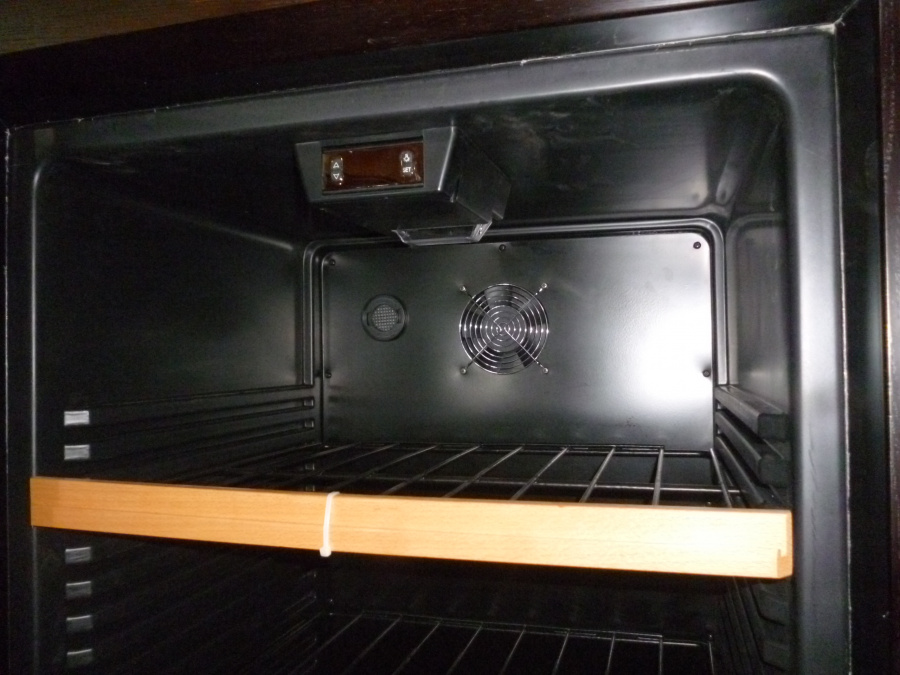 Мультитемпературный/монотемпературный винный шкаф Climadiff CLPG182 в дереве, S/N 143500007 Мультитемпературный/монотемпературный винный шкаф Climadiff CLPG182 в дереве, S/N 143500007