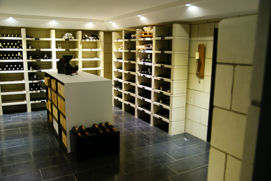 Стеновой блок из чёрного туфа, серия Imperial, 370х110х270 мм